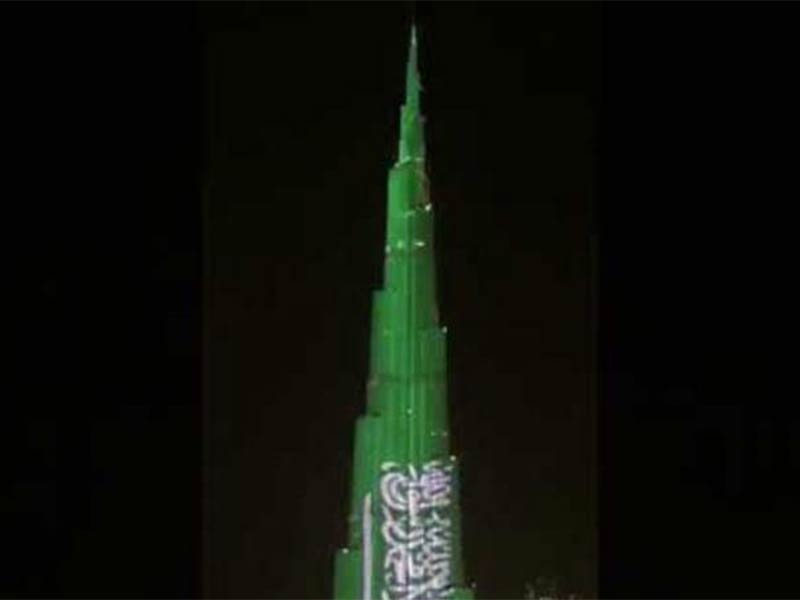 اضغط لمشاهدة الفيديو: برج خليفة يتوشح بالعَلَم السعودي وترديد نشيد المملكة تزامنًا مع الاحتفال باليوم الوطني الـ 88